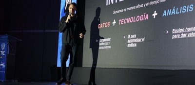 Foto de presentador su presentación en evento de Col40