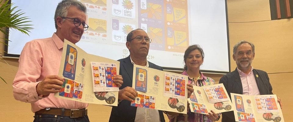 Foto del viceministro de Transformación Digital, Belfor García; el viceministro de Políticas y Normalización Ambiental del Ministerio de Ambiente, Mauricio Cabrera Leal; el presidente de 4-72, Juan Alberto García Estrada, y la diseñadora de las estampillas, Vanessa Vergara Domínguez.