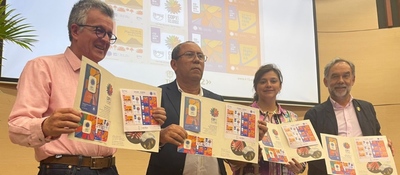 Foto del viceministro de Transformación Digital, Belfor García; el viceministro de Políticas y Normalización Ambiental del Ministerio de Ambiente, Mauricio Cabrera Leal; el presidente de 4-72, Juan Alberto García Estrada, y la diseñadora de las estampillas, Vanessa Vergara Domínguez.