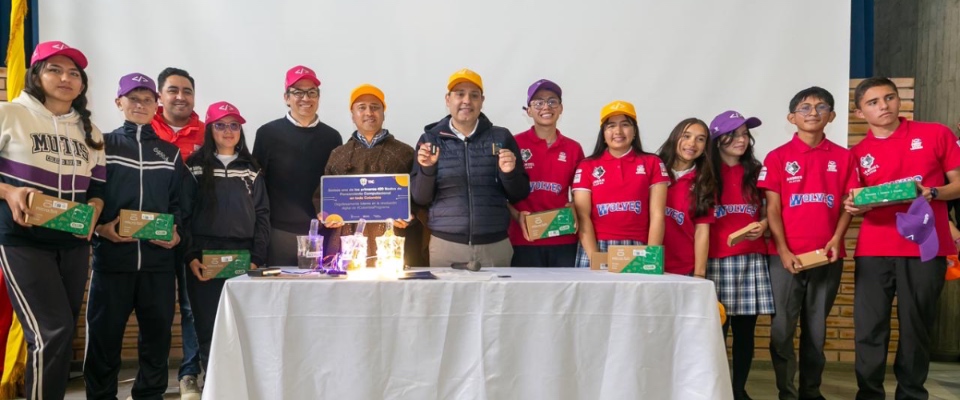 Foto del ministro TIC con estudiantes beneficiarios