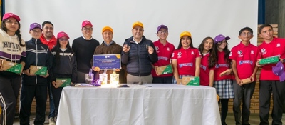 Foto del ministro TIC con estudiantes beneficiarios