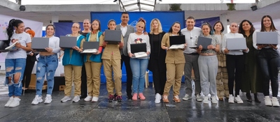 Foto del ministro TIC juanto a beneficiarias del programa