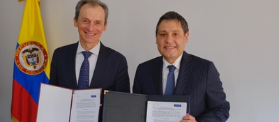 Foto del ministro TIC, Mauricio Lizcano junto al presidente de Hispasat, Pedro Duque