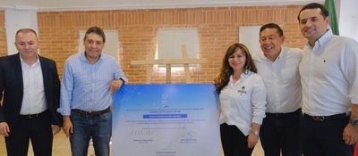 Foto del ministro TIC junto a participantes de Talento Tech Boyacá