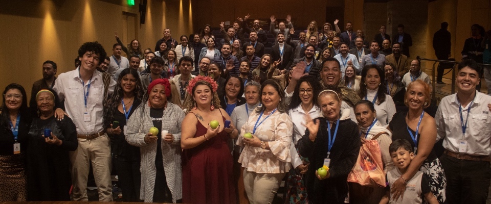 Foto de los participantes del conversatorio "Mujeres: liderazgo