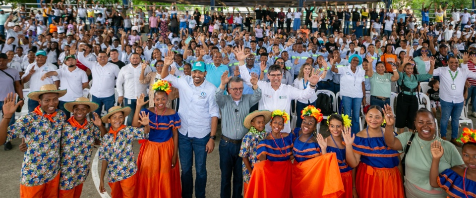 Foto del viceministro rodeado de beneficiarios