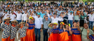 Foto del viceministro rodeado de beneficiarios