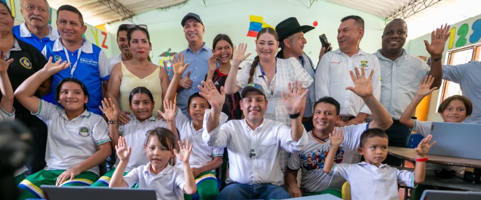 Foto del ministro TIC junto a niños y ciudadanos de San José del Guaviare