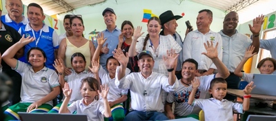 Foto del ministro TIC junto a niños y ciudadanos de San José del Guaviare