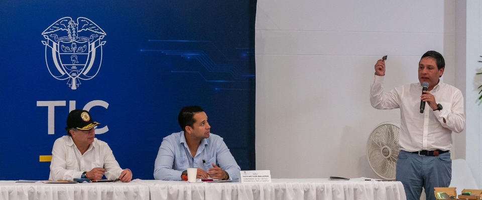 Foto del Presidnete Petro con ministro TIC en presentación