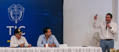 Foto del Presidnete Petro con ministro TIC en presentación
