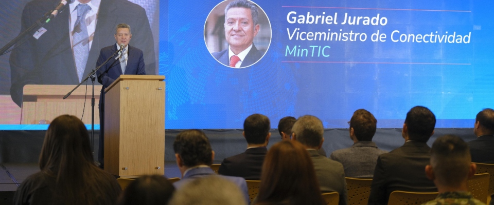 Foto del viceministro de conectividad en el marco del XIV Congreso Internacional del Espectro