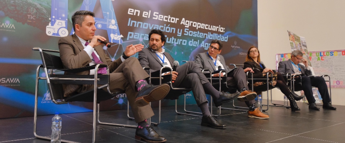 Foto de panelistas en la charla
