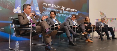 Foto de panelistas en la charla