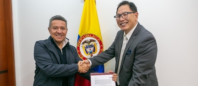 Foto del momento de la firma del  Memorando de Entendimiento (MdE) entre el Ministerio TIC y la empresa Tekniam LLC/Consulting and Execution S.A.S