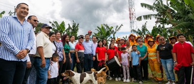 Foto de la entrega de la antena 616 de 4G