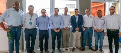 Foto del ministro TIC con líderes del sector
