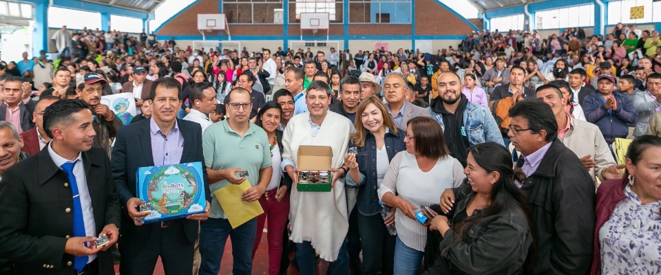 Foto del ministro TIC rodeado de beneficiarios