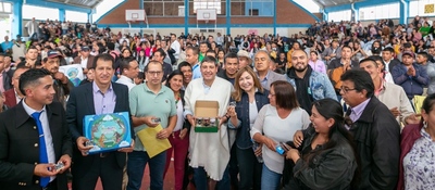 Foto del ministro TIC rodeado de beneficiarios