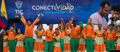Foto de un grupo de niños con atuendos tipicos de baile en la presentacion de 'Conectividad para Cambiar Vidas'
