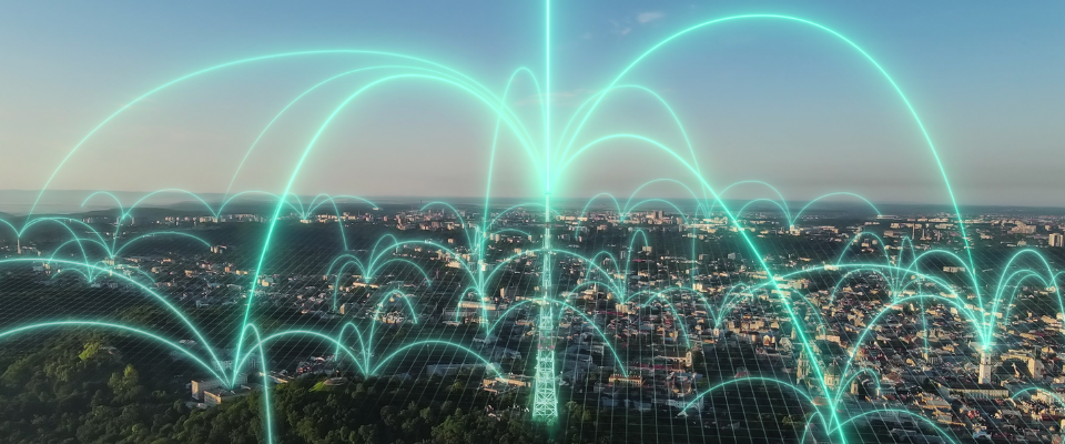 Imagen duseñada de una antena radioeléctrica donde se marcan los puntos donde se dirigen la señal que manda