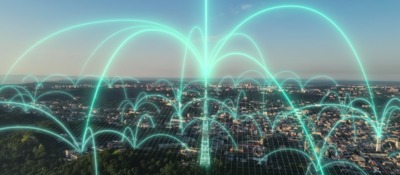 Imagen duseñada de una antena radioeléctrica donde se marcan los puntos donde se dirigen la señal que manda