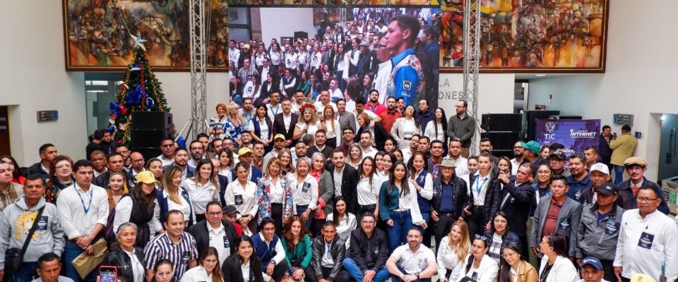 Foto del ministro TIC con participantes de las Juntas de Internet