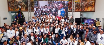 Foto del ministro TIC con participantes de las Juntas de Internet