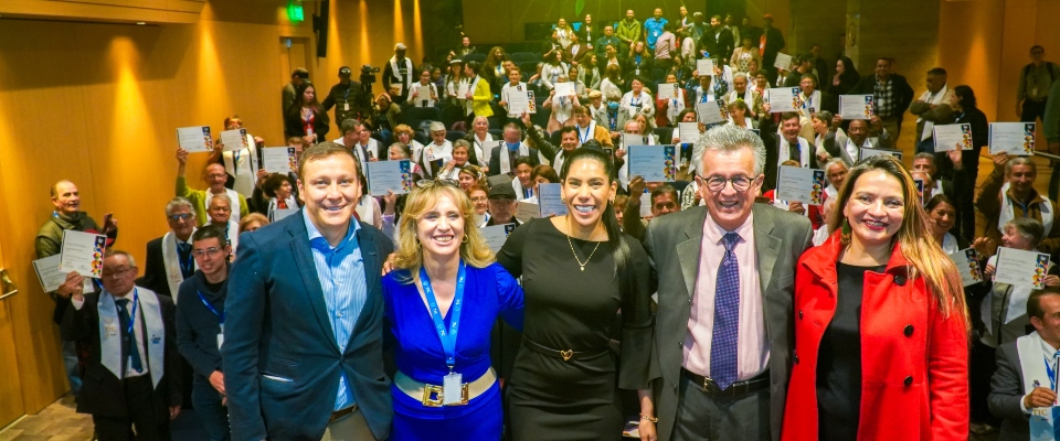 Foto del Viceministro de Transformación Digital junto a participantes de la Inclusión Digital