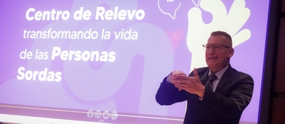 Foto de presentador del Centro de Relevo