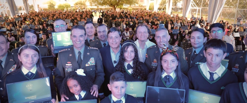 Foto del ministro TIC junto a los estudiantes de la policía