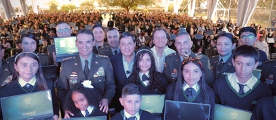 Foto del ministro TIC junto a los estudiantes de la policía