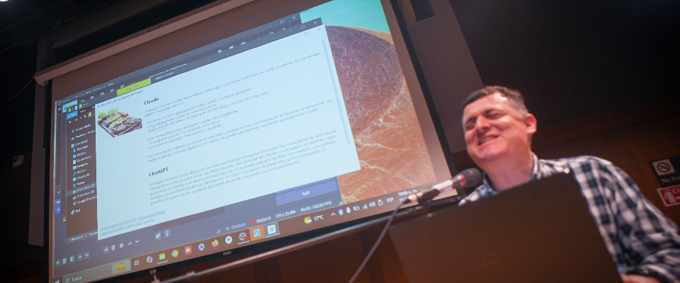Foto de presentador en el evento con discapacidad