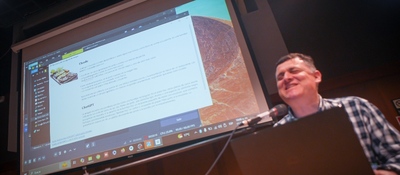 Foto de presentador en el evento con discapacidad