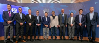 Foto del ministro TIC con colaboradores de WOM