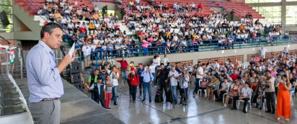 Foto del ministro TIC con asistentes al evento