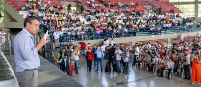 Foto del ministro TIC con asistentes al evento