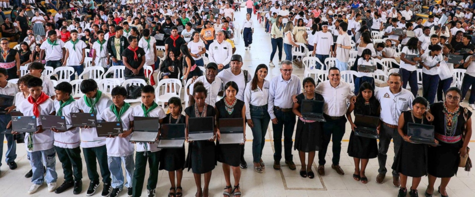 Foto de estudiantes beneficiarios