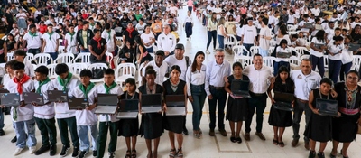 Foto de estudiantes beneficiarios