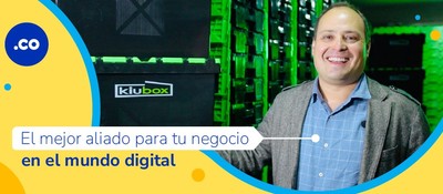Iamgen diseñada de un hombre al lado de infraestructura de servidores