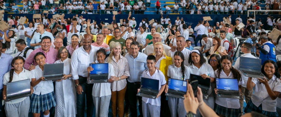 Foto del ministro TIC con estudiantes que recibieron computadores