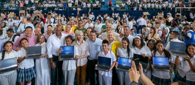 Foto del ministro TIC con estudiantes que recibieron computadores