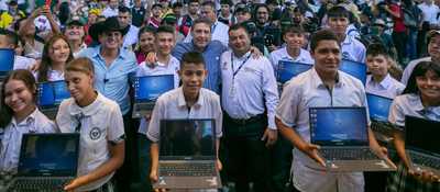 Foto del ministro TIC con jóvenes beneficiarios Foto del ministro TIC con jóvenes beneficiarios