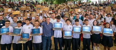 Foto de estudiantes beneficiarios en Quindío Foto de estudiantes beneficiarios en Quindío
