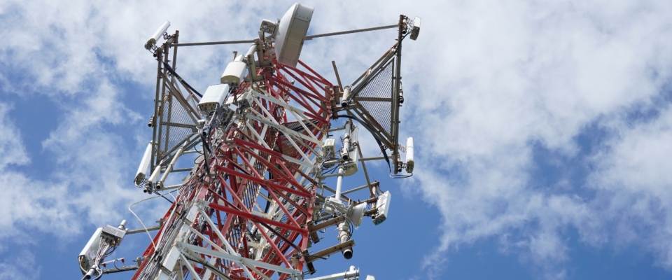 Foto de una torre de telecomunicaicones