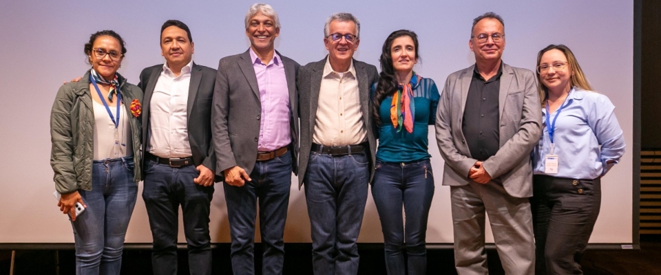 Foto de funcionarios participantes en la mesa de trabajo Foto de funcionarios participantes en la mesa de trabajo