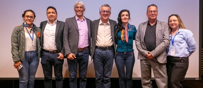 Foto de funcionarios participantes en la mesa de trabajo Foto de funcionarios participantes en la mesa de trabajo