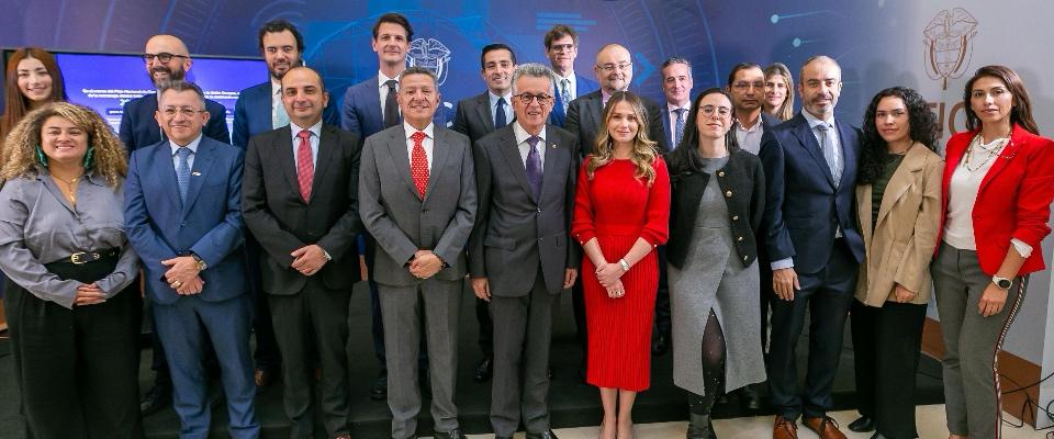 Foto del equipo que asistio a la firma del convenio Foto del equipo que asistio a la firma del convenio