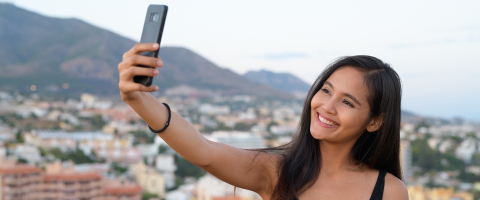 Foto de una Joven ciudadana tomándose una 'selfie'