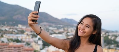 Foto de una Joven ciudadana tomándose una 'selfie' Foto de una Joven ciudadana tomándose una 'selfie'